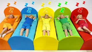 Cinco niños en el jardín de infantes