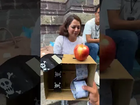 Millonario da rollo de billetes a joven que su padre le quitó a su novia y se casó con ella 😭