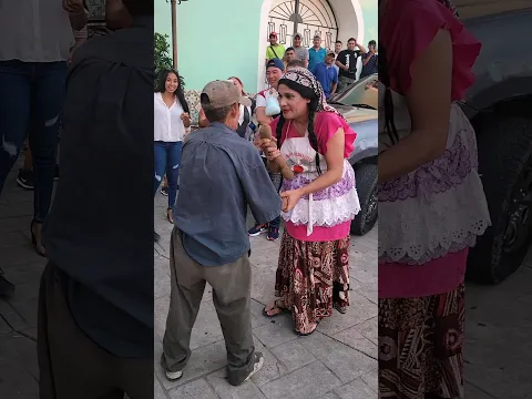 Por poquito y lo desarma la tenchis 😅😅 #elsalvador #dance #viral #parati
