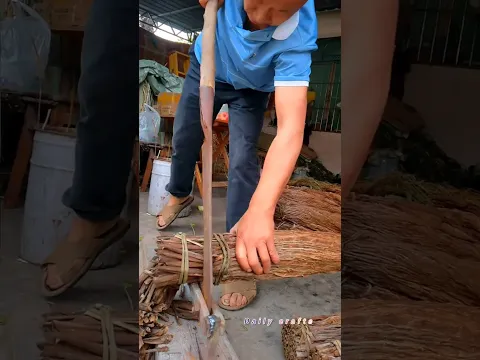 قطع حزمة من الألواح الخشبية باستخدام منشار صدئ