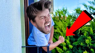 KOLU SIKIŞAN ADAMA YARDIM EDİYOR 😱