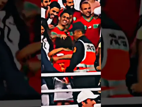 شرط يساعدد طفل ويلبسه القميص الدي حصل عليه من زياش👍 #morocco #football #chapionsleague #funny