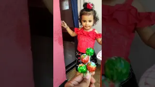 Aru apna lollipop kis se share karegi mama ya papa🤔
