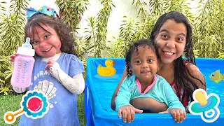 Sarah e Eloah brincam de babá por um dia de um bebê de verdade ! Pretend Play nanny with Friends