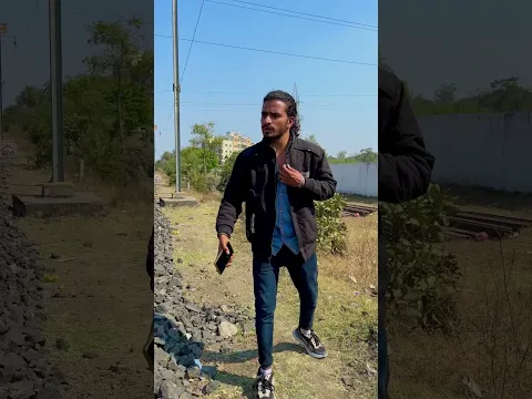 एक बच्चा ट्रेन कि पटरी 🚝 के बीच मे बैठे बैठे गेम खेल रहा 😱🥺||motivation||#short#youtuebshort#viral||