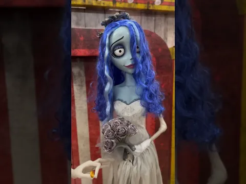 Beautiful corpse bride animatronics at Spirit Halloween. I NEED THESE! #corpsebride #halloween