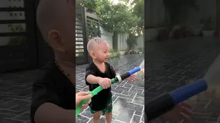 Bong & Bee play with water 😍😍😍