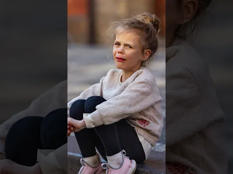 The photo made the crying girl laugh❤️