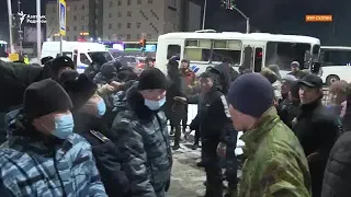 "Шал кет!" Нұр-Сұлтанда наразылыққа шығып, ұрандағандарды полиция аяусыз ұстап әкетті