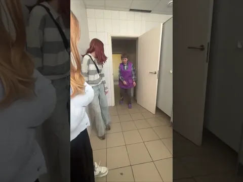 ЗАШЛА БЕЗ СТУКА! Автор видео: pinkie.pie1122  #юмор #мемас #прикол #комментарии #мем #мемы