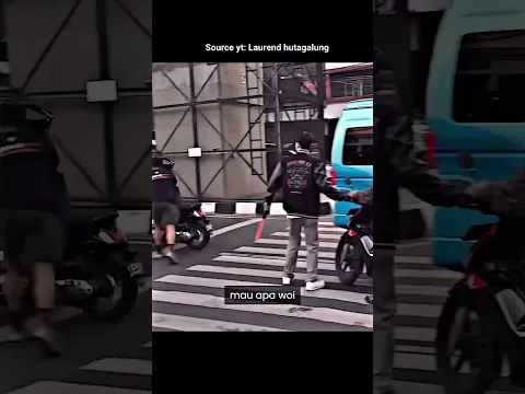 Pengendara satu ini nekat menerobos jalan yang mel4wan arah‼️ #viral #motovlog #shorts