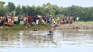 টিউবে হেটে নদী পার হওয়ার কঠিন চ্যালেঞ্জ। মজার খেলা দেখতে পুরো গ্রামের সবাই একসাথে জড়ো হলো