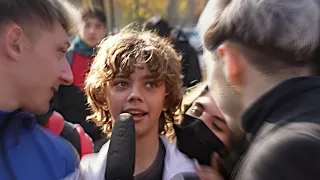 ALUMNOS CONFESÁNDOSE EN ESCUELA PÚBLICA