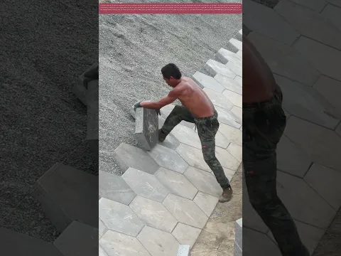 التركيب اليدوي للأحجار السداسية على سطح مائل