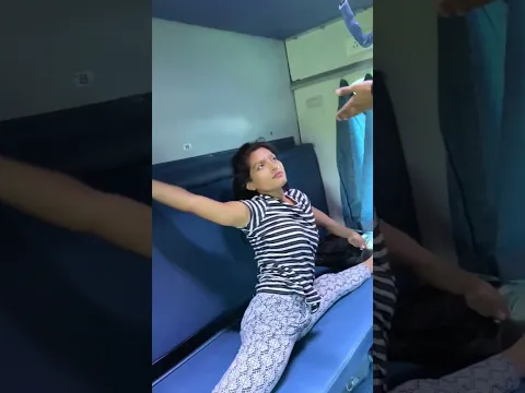 ट्रैन मैं ऐसे कोन सोता है 😱😱 #shalukirar #ytshorts #shorts #stunt