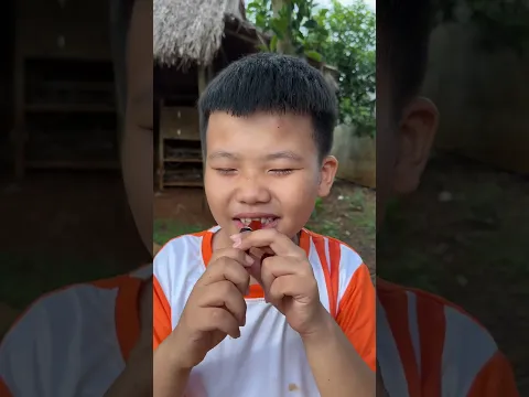 Đừng ăn son môi của mẹ