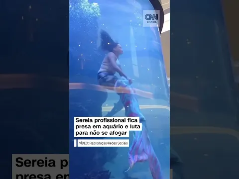 #Shorts- Sereia profissional fica presa em aquário e luta para não se afogar