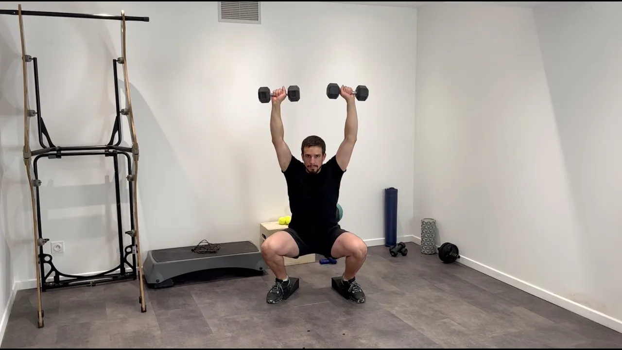 Image Squat con manubri sopra la testa e talloni sollevati