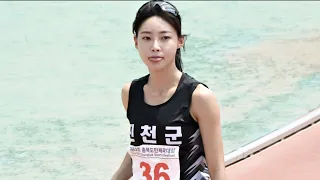육상 김민지 옷 입는중 한 축구선수가 사인을 요구하는데...