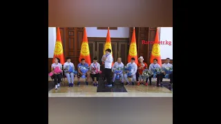 Кого Айсулуу Тыныбекова искала в аэропорту? 