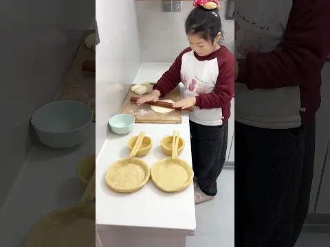 The girl made a plate with flour.
