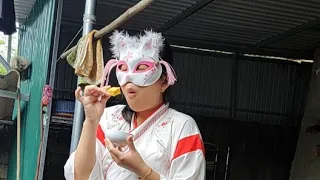 cô gái mặt nạ trung hoa
