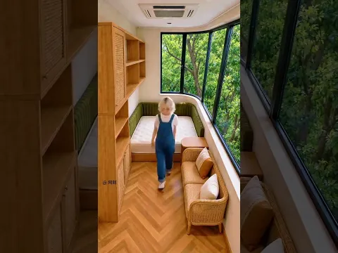 ：房間沒變大，卻想住下了 窗外還是那棵樹，屋裡多了花被子和一盞燈。忙完以後，就想窩在這裡追一集劇。 #小房間改造 #改造前後 #窗邊臥室 #理想棲居生活 #原木風格治癒系小戶型