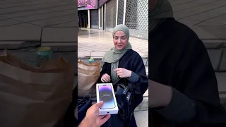 I offer her an iPhone, she refuses, I really didn't expect it 😱😳