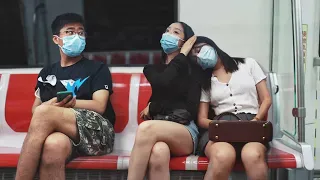 Girl Fall Asleep on the Shoulders of Strangers | Social Experiment 当女孩靠着陌生人的肩膀睡着了，路人小哥“男友力”满分