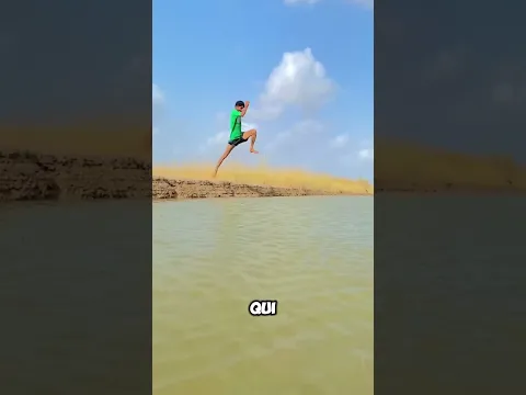 Saut en longueur au-dessus du canal d'eau