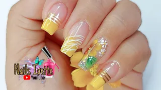 Decoración de uñas sencillas y delicadas en tono amarillo / diseño de uñas pinceladas o one stroke