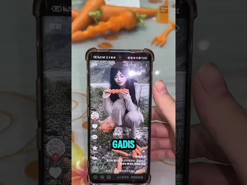 Gadis ini terkenal karna gigi kelincinya
