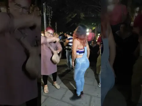 bailando en la plaza libertad mis corazones bellos