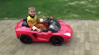 Dima repareert een auto en monteert een nieuwe jeep