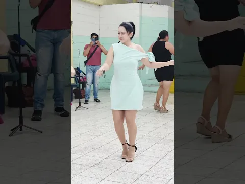 Mira que hermosa salvadoreña bailando ella se llama Vanessa #musica #cumbia #baile #salsa