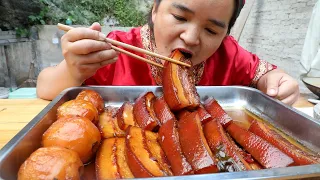 苗大姐5斤肉配4个梨，黑毛红烧肉一盘，大口吃肉吃梨，馋到喷口水