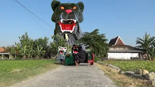 Barongan jenggot raksasa muncul saat jalan-jalan