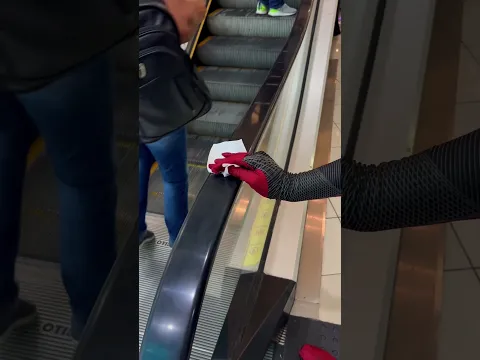 Limpando a escada rolante