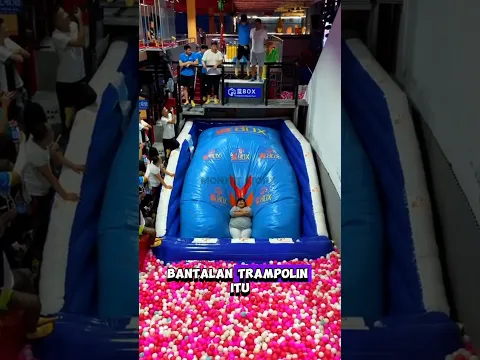 pria berbaju biru lompat dan dibawah ada wanita gendut #shortvideo #shorts