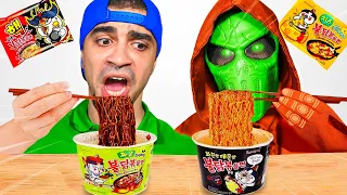 تحدي النودلز الكوري الحار بكراتين الحروف الأبجدية الغامضة 🔥 Fire Spicy Noodle Challenge