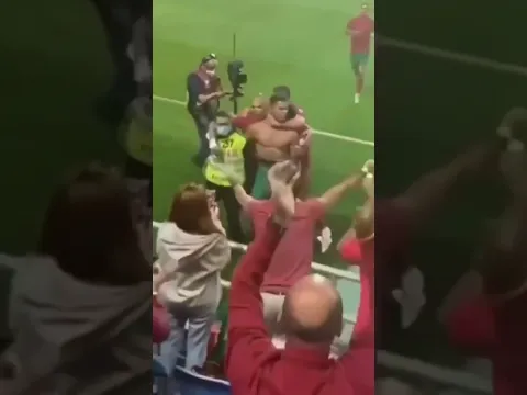 Cristiano Ronaldo abraçando o guarda
