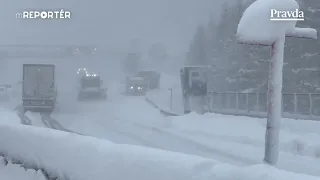 Šoféri uviazli na diaľnici, je medzi nimi veľa Čechov a Slovákov. Snehová kalamita zúri na Brenneri
