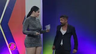 Tiene que levantarse el vestido o no podrá entrar a la discoteca   EL REPERPERO
