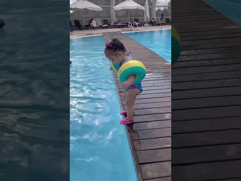 Tayyar bey ve Özlem hanımın kızları Eloşun havuz keyfi