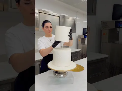 عميلة قررت تطلب كيك من مكان ثاني ورجعت عندنا ندمانة بعد ما استلمت الكيكة اللي طلبتها منهم ! #cake