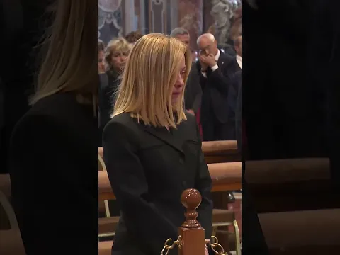 Premier Giorgia Meloni przy trumnie papieża Franciszka w Bazylice Watykańskiej