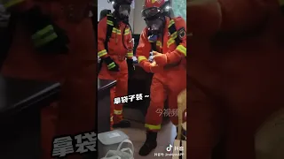 消防员抓黄鼠狼被臭屁攻击呕吐