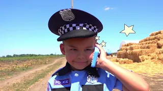 Dima ve baba çocuklar için polis komik videoları oynuyormuş gibi yapıyor