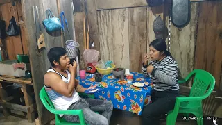 Mientras llueve en mi ranchito preparo sopes y salsa de molcajete para desayunar con mi esposo