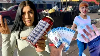 Millonario regala lata con billetes al que le ayude a recolectar basura 😭 Lloramos